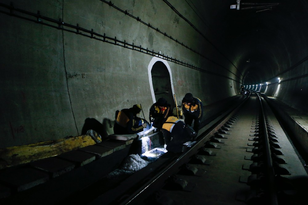 通什镇铁路运营隧道病害现状